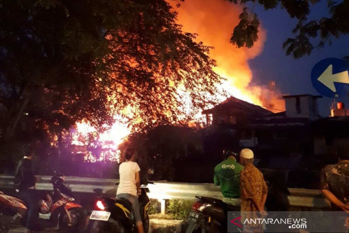 Tenda darurat dan makanan disiapkan bagi pengungsi kebakaran Menteng