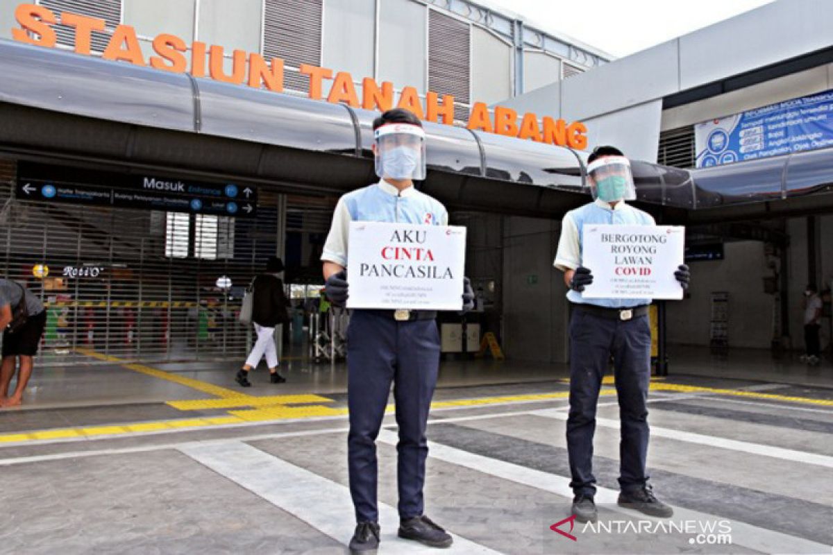 KCI bagi suvenir Hari Lahir Pancasila di Stasiun Tanah Abang