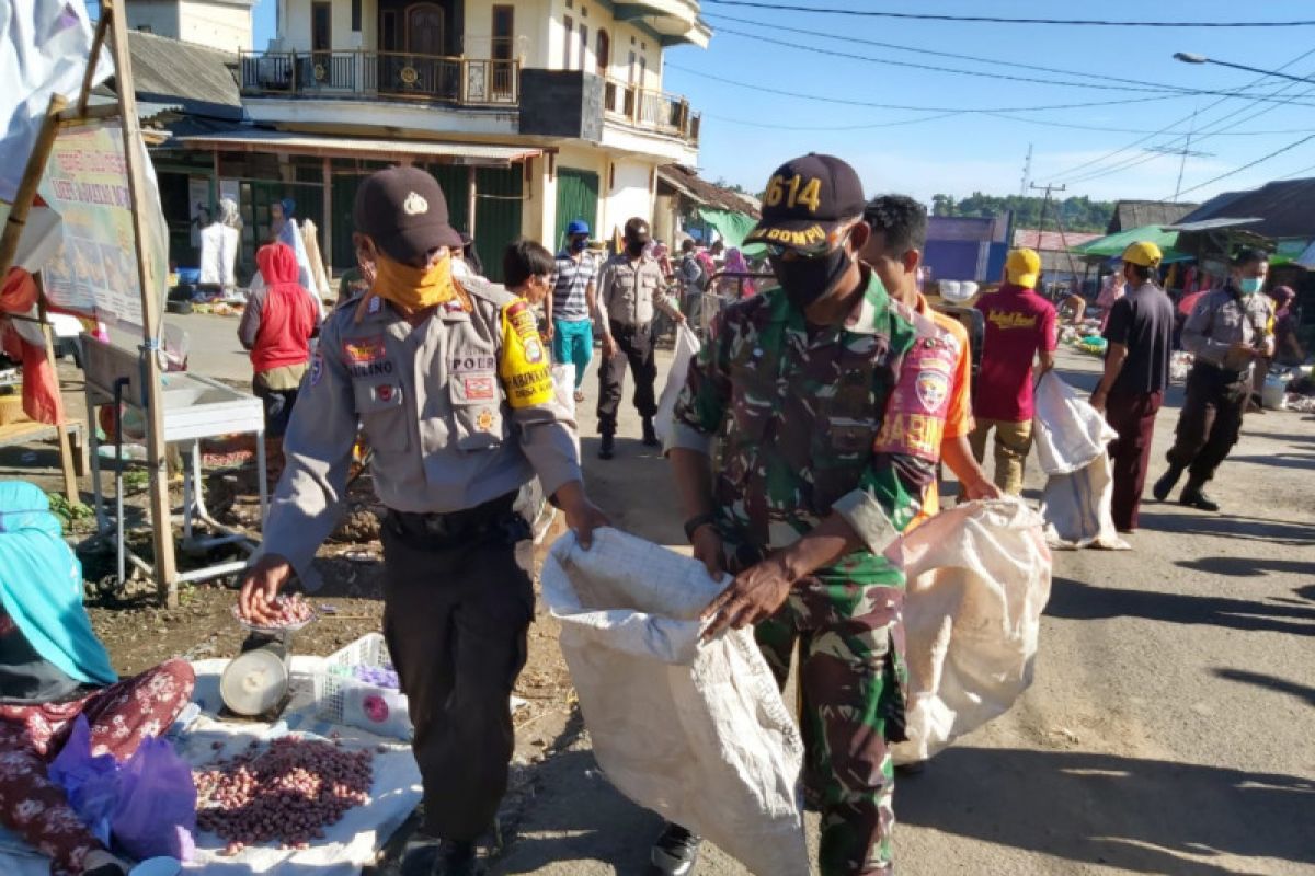 Sambut Hari Pancasila, Polsek Pekat bakti sosial di Pasar Senin