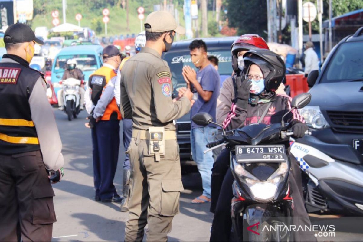 Jalur Puncak Cisarua dipadati kendaraan walau daerah masih berstatus PSBB