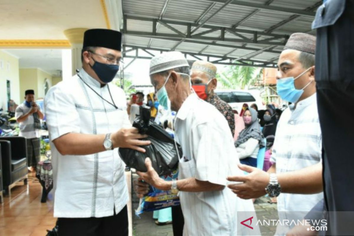 Gubernur Erzaldi bagikan paket sembako kepada masyarakat Girimaya