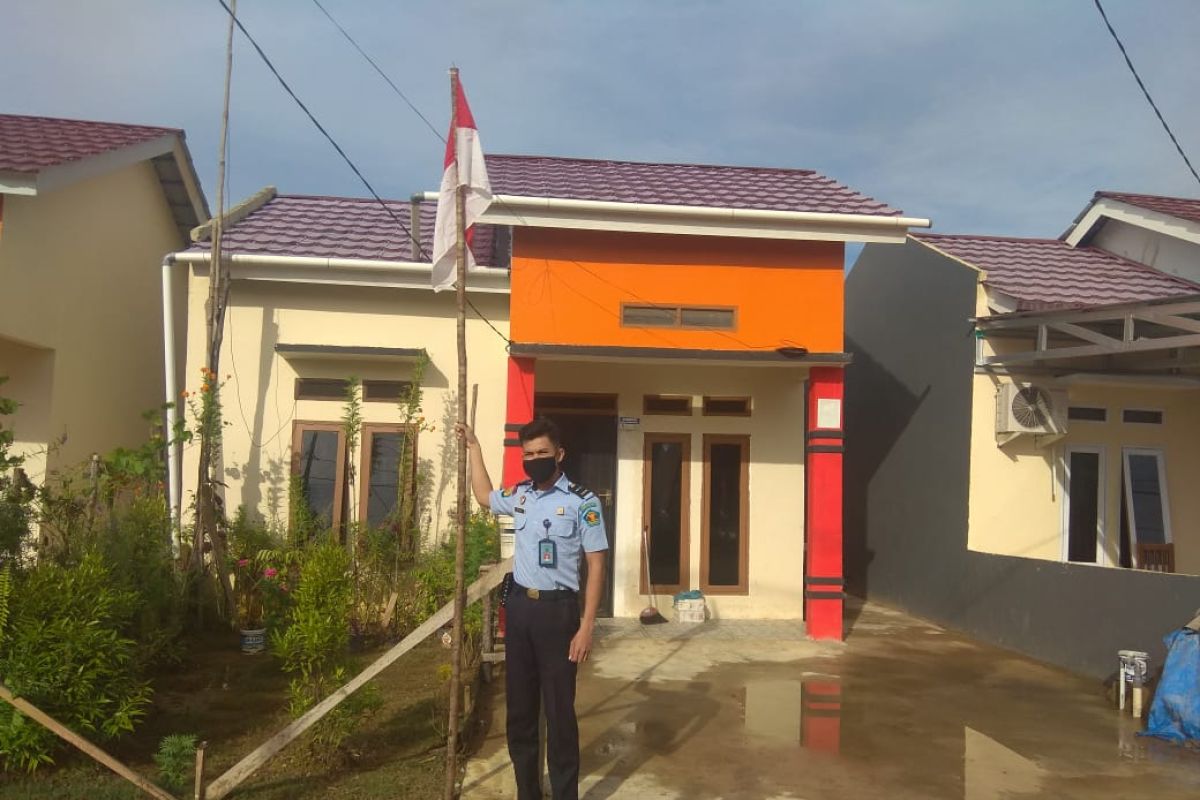 Hari lahir Pancasila ASN Rutan Pontianak kibarkan bendera di rumah