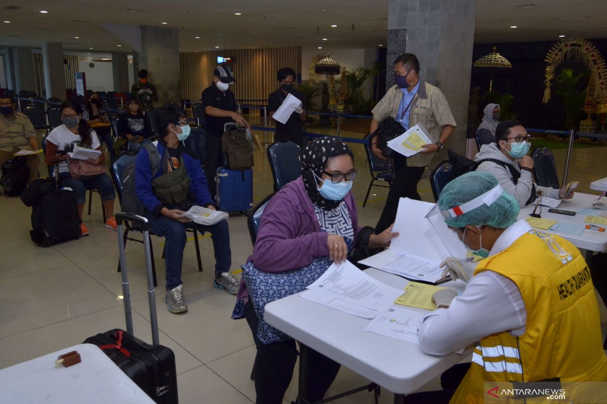 Di Bandara Ngurah Rai, Menparekraf apresiasi protokol kesehatan