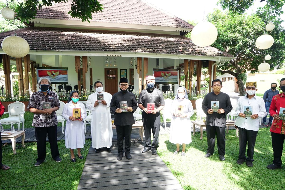 Hari Lahir Pancasila, Bupati Anas bagikan buku Bung Karno kepada pemuka agama