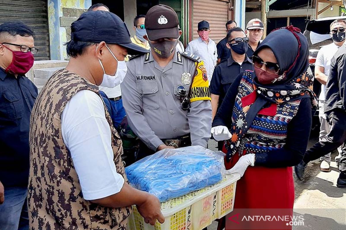 TP-PKK Banyumas salurkan bantuan tahu bagi warga terdampak COVID-19