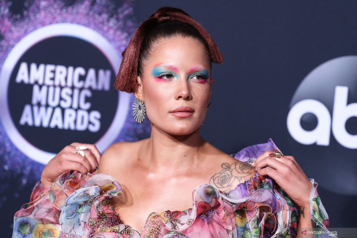 Halsey batalkan seluruh rangkaian tur konsernya di 2021