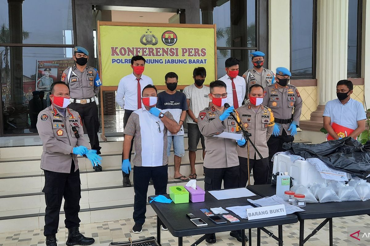 Penyelundupan ratusan ribu benih lobster berhasil digagalkan polisi