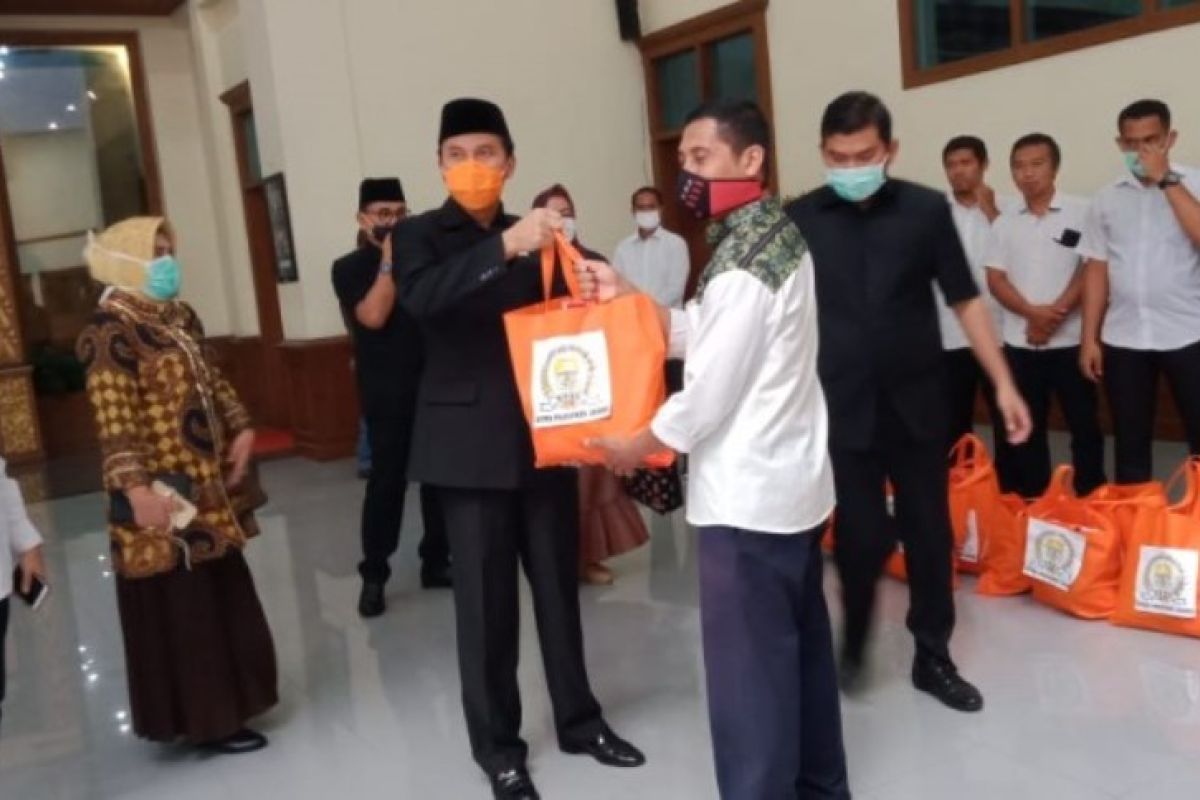 Dewan provinsi Jambi bagikan sembako kepada tenaga kontrak di Sekretariat DPRD