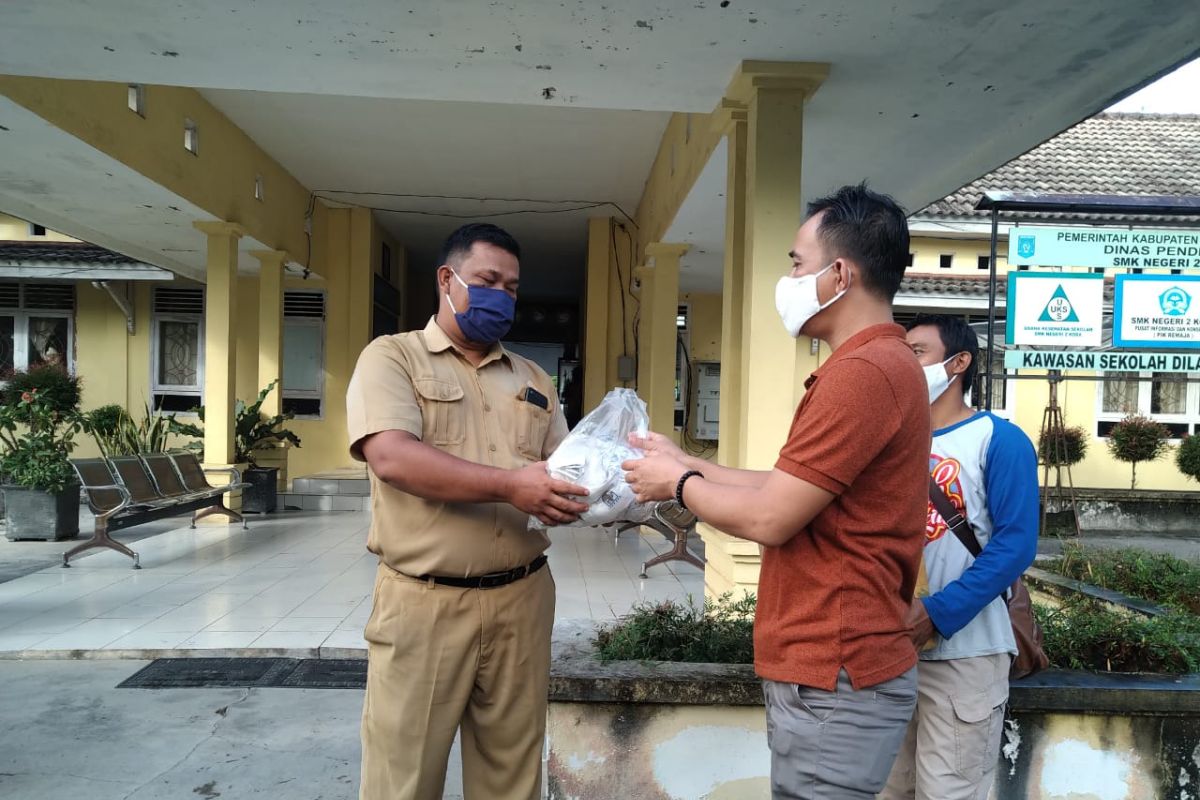 KNPI Bangka Tengah bagikan 500 masker kepada pelajar