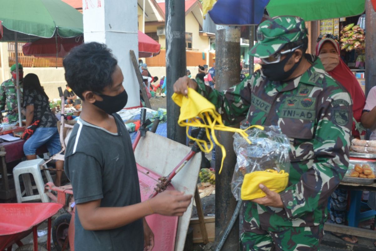 Kodam XVII/Cenderawasih bagikan 1.200 masker ke warga Jayapura