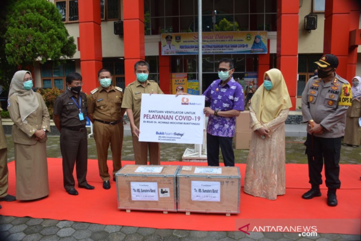 Gubernur Sumbar serahkan ventilator dan APD di RSAM Bukittinggi