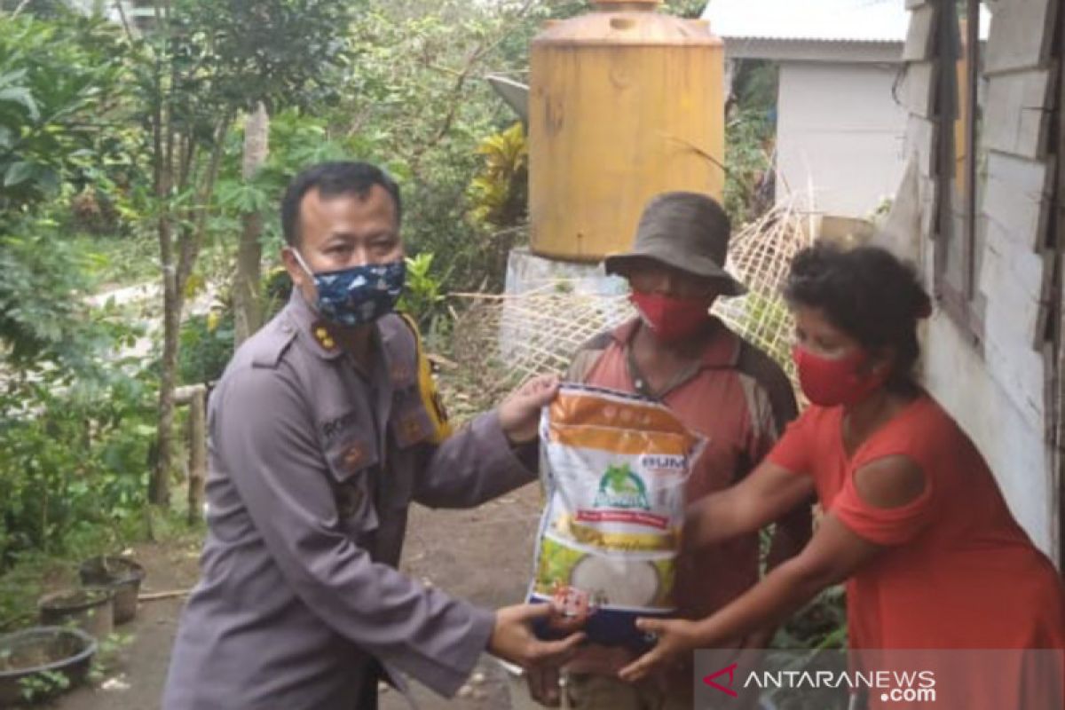 Polres Minahasa Tenggara bantu bahan pangan bagi warga transmigrasi