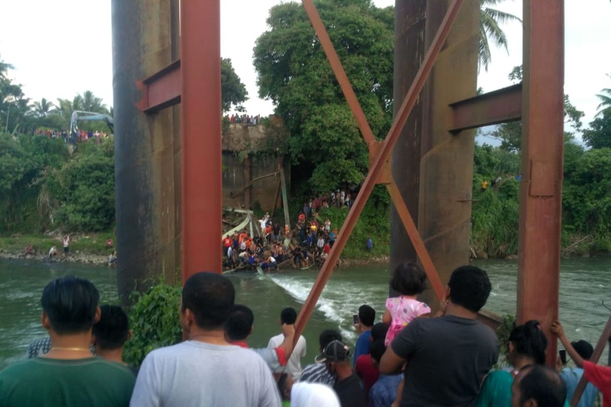 Akibat Jembatan Kayu Gadang ambruk,  satu korban jiwa dan 4 orang luka-luka