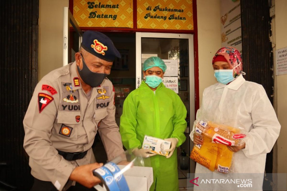 Brimob Polda Sumut salurkan bantuan APD untuk petugas medis di Medan