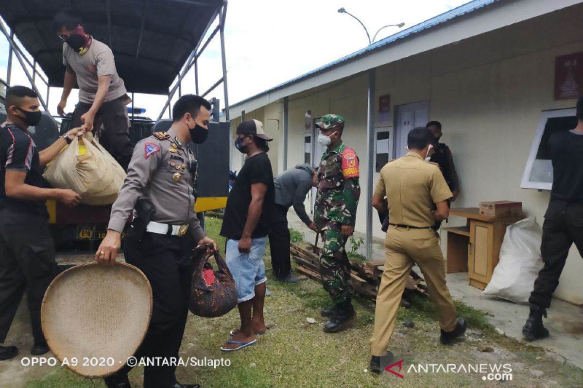 Polres Palu bantu evakuasi warga tinggal di bekas kandang ayam