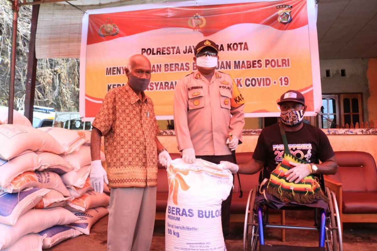 Polresta Jayapura salurkan bantuan beras dari Mabes Polri ke warga terdampak COVID-19