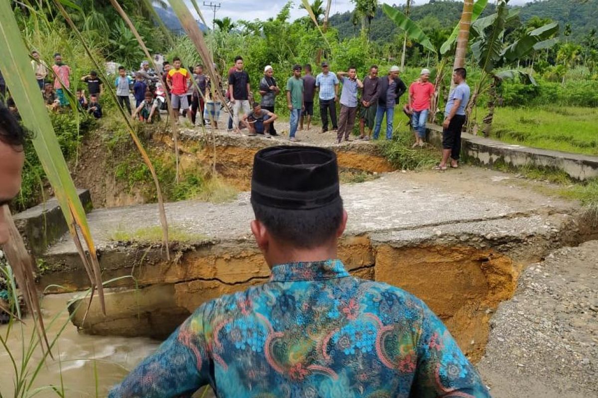 Jembatan penghubung diterjang banjir, lintas Aceh Timur dan Gayo Lues lumpuh