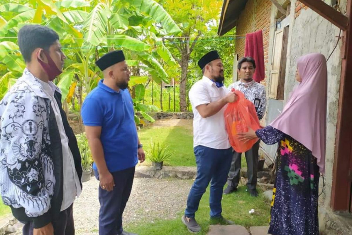 Terdampak COVID-19, Ketua DPRK Aceh Besar bantu guru bakti