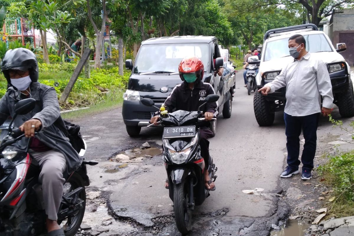 Gorong-gorong rusak penyebab banjir di Kota Surabaya