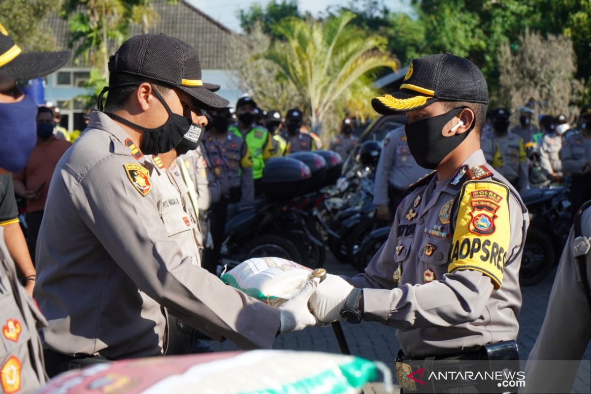 Polres Lombok Tengah menyalurkan bantuan 3,5 ton beras