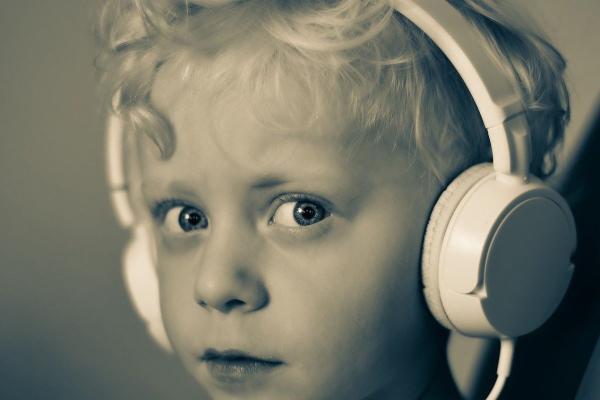 Cara termudah pastikan anak aman gunakan headphone