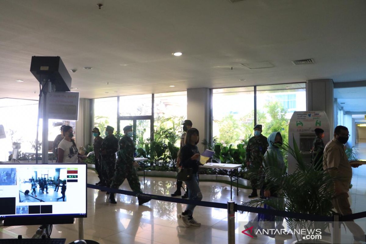 Prajurit TNI AU bantu awasi penumpang tiba di Bandara Ngurah Rai