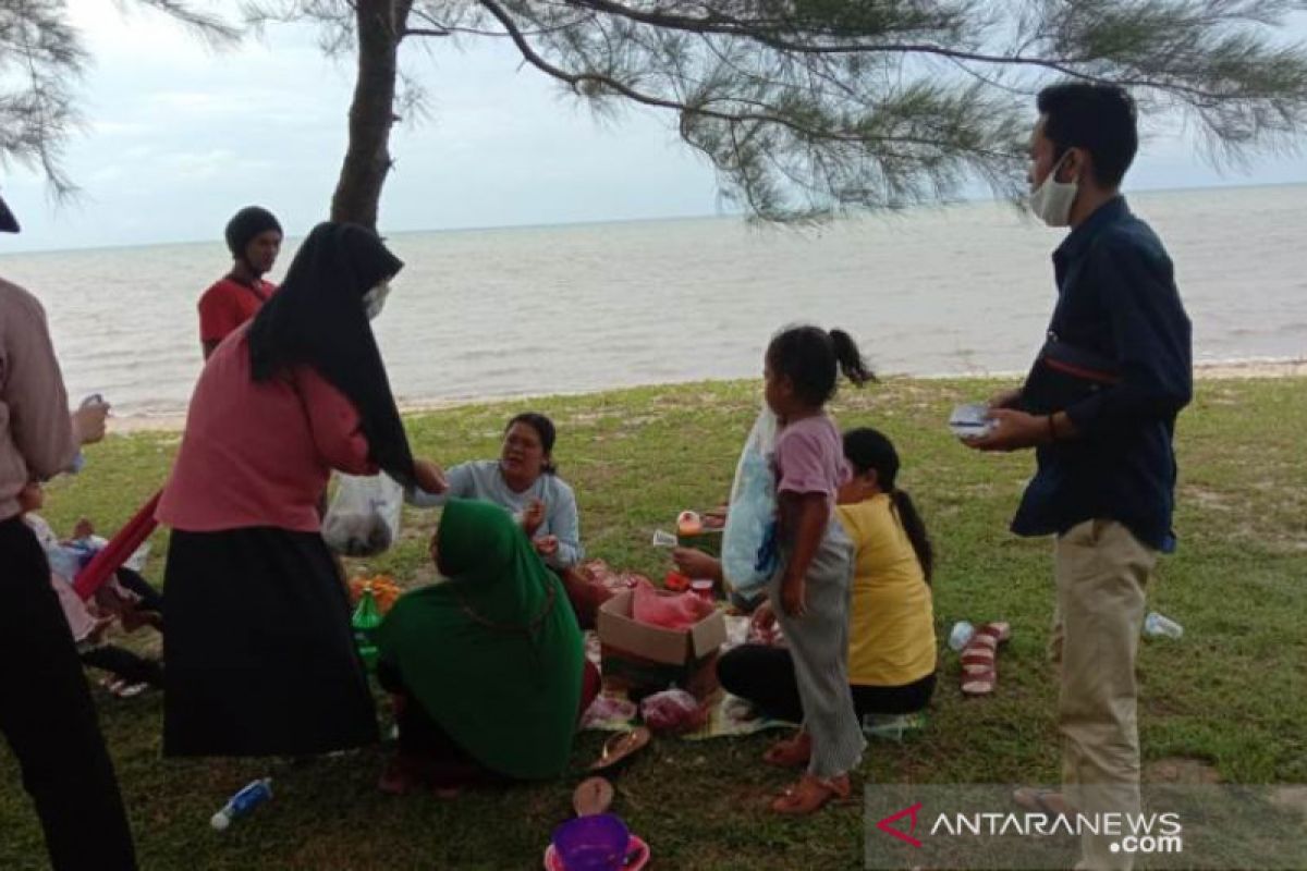 KNPI Bangka Tengah bagikan masker kepada pengunjung objek wisata