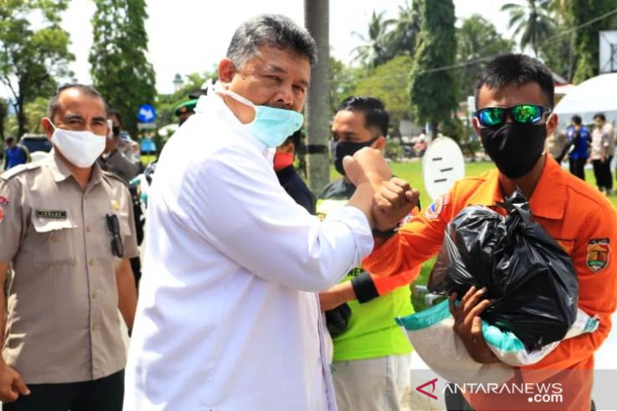 Wali Kota Solok serahkan 193 paket sembako untuk relawan COVID-19