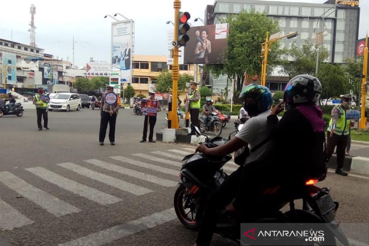 Cegah COVID-19, polisi dikerahkam tertibkan pemakaian masker di jalan raya