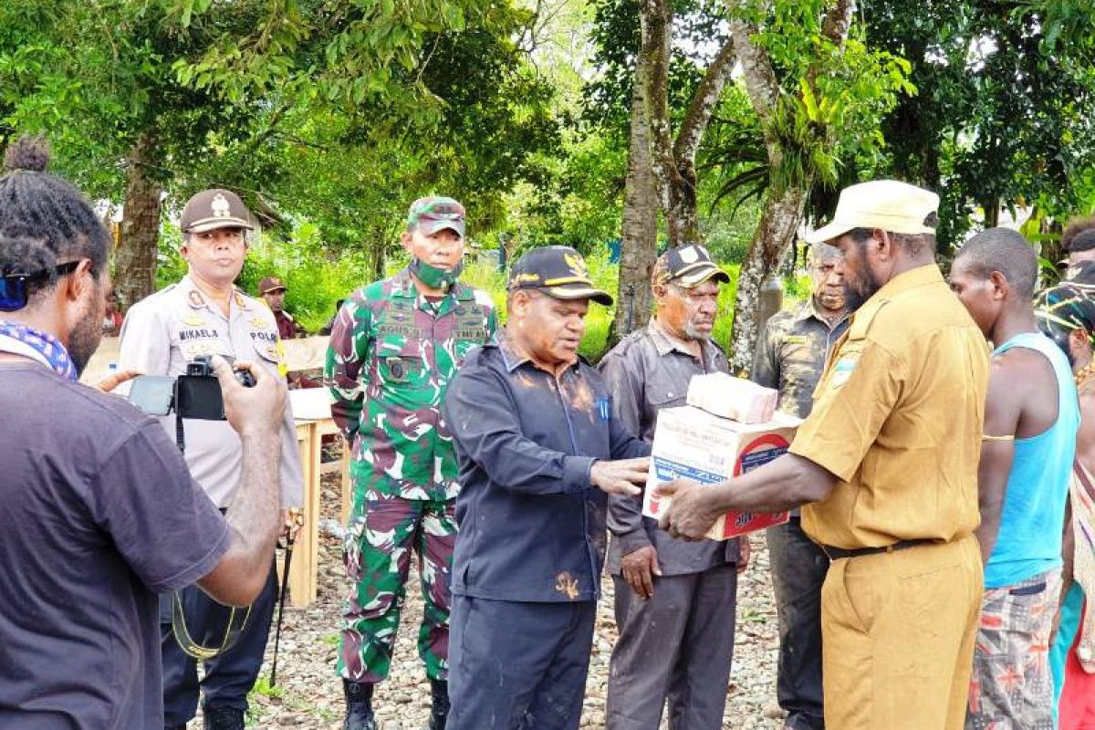 Pemkab Puncak Jaya bersama TNI/Polri salurkan bantuan sembako tiga distrik