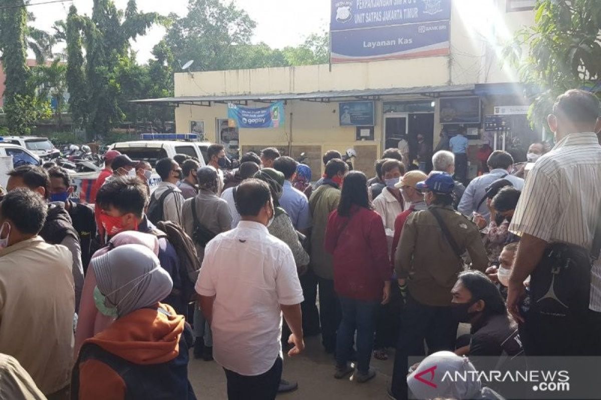 Pemohon perpanjangan SIM di Jakarta Timur membludak sehingga antre sejak pukul 05.00 WIB