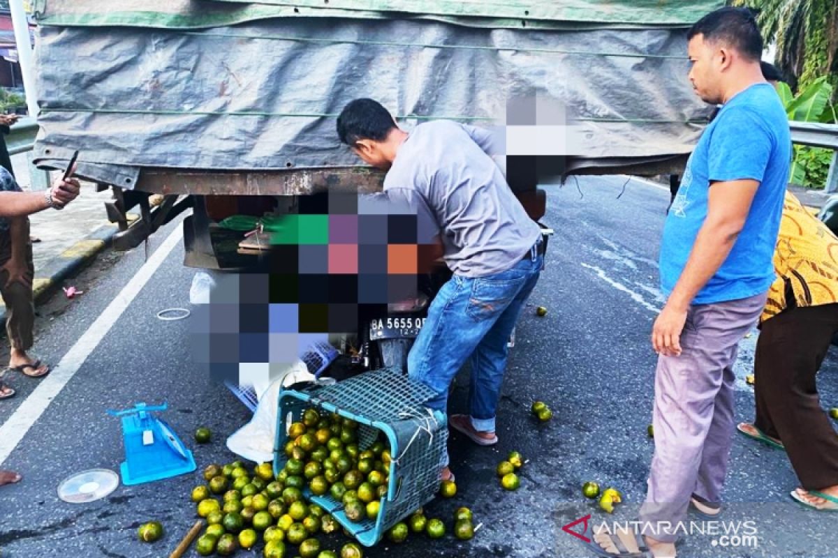 Pedagang jeruk keliling tewas di tempat usai tabrak pantat truk fuso