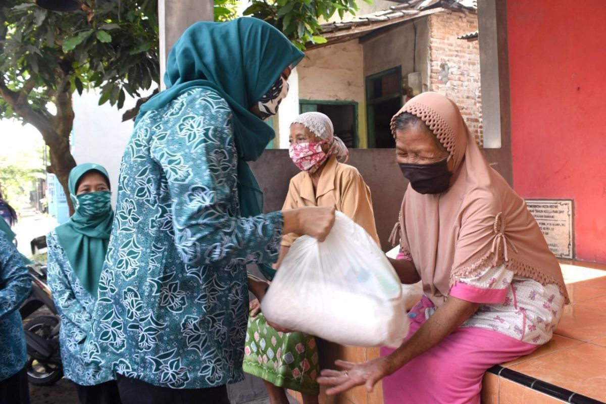 PKK Kota Kediri bagikan bahan pokok ke warga prasejahtera