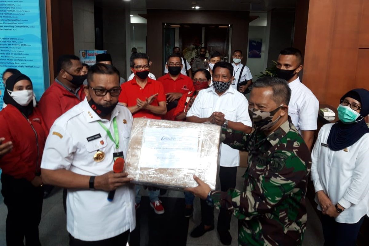 PDI Perjuangan Maluku serahkan tiga ventilator untuk dua RS di Ambon