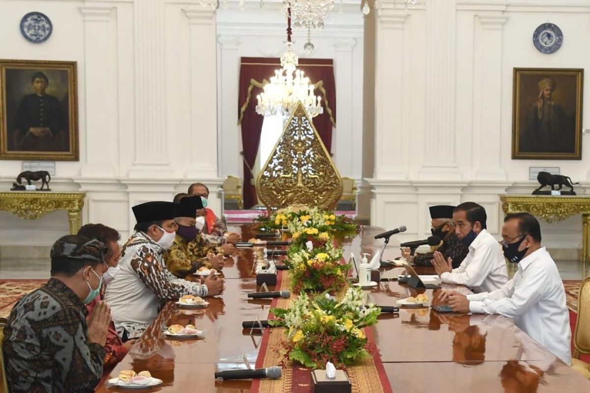 Jokowi discusses new normal preparations with eight interfaith leaders