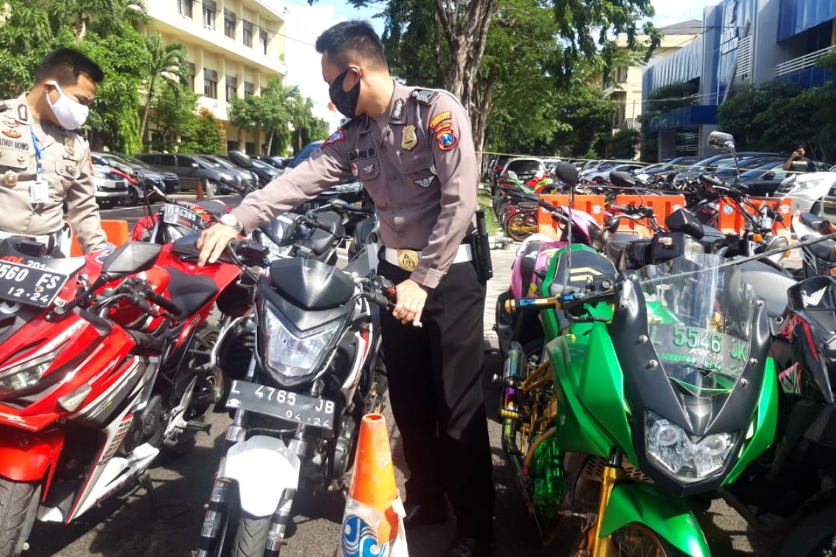 Polda Jatim amankan 302 sepeda motor saat PSBB Surabaya tahap ketiga