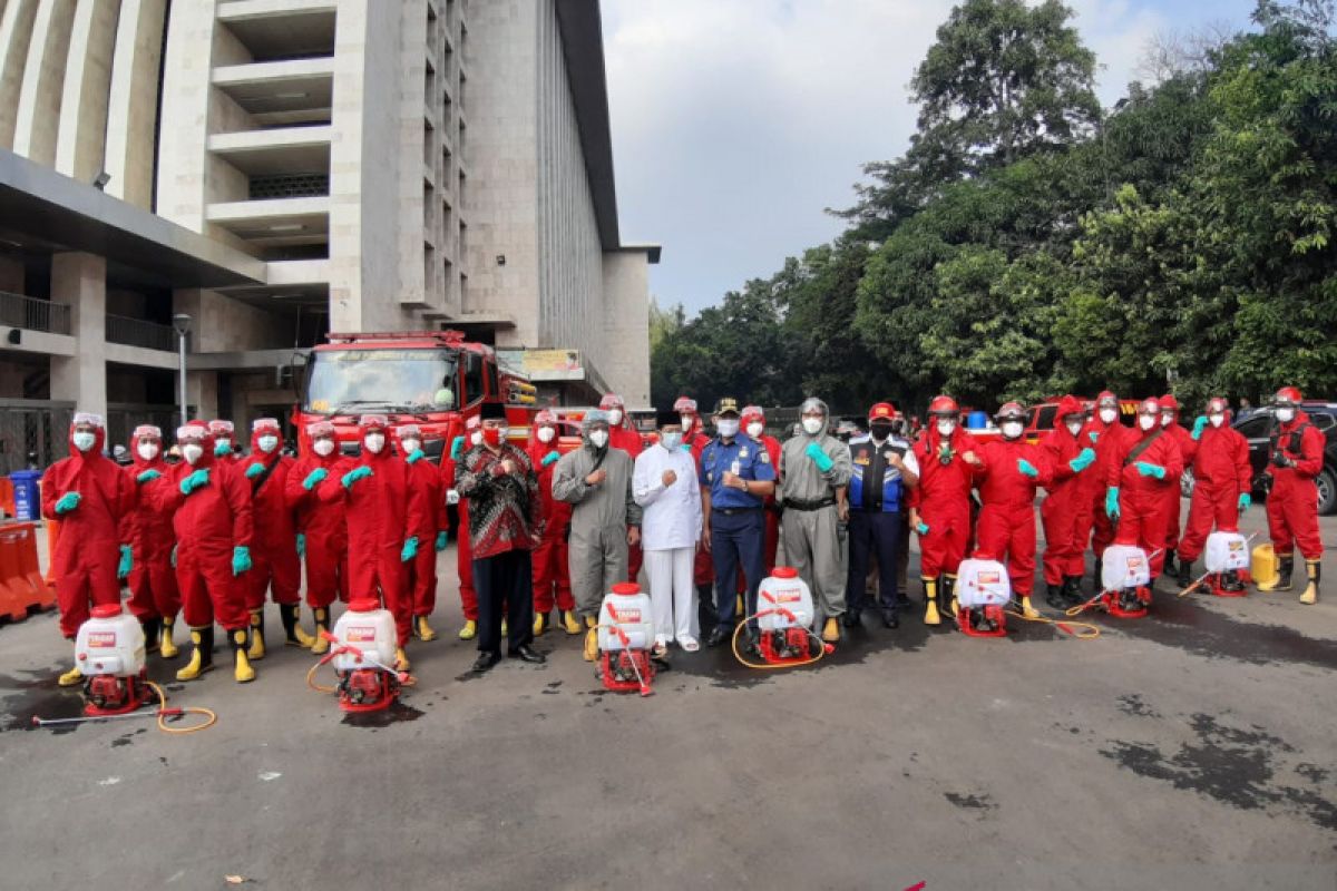 Authorities disinfect Istiqlal Mosque, Cathedral Church in Jakarta