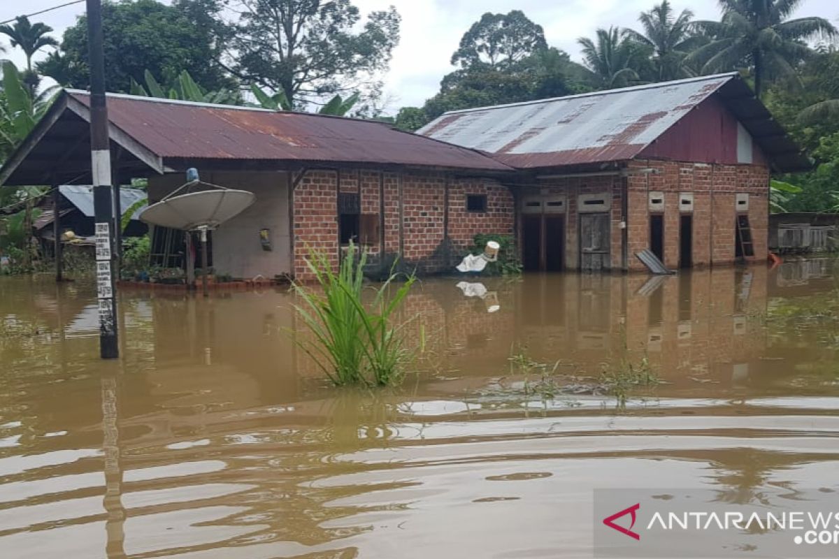 Ratusan rumah warga Kelurahan Majener Kabupaten Sorong terendam banjir