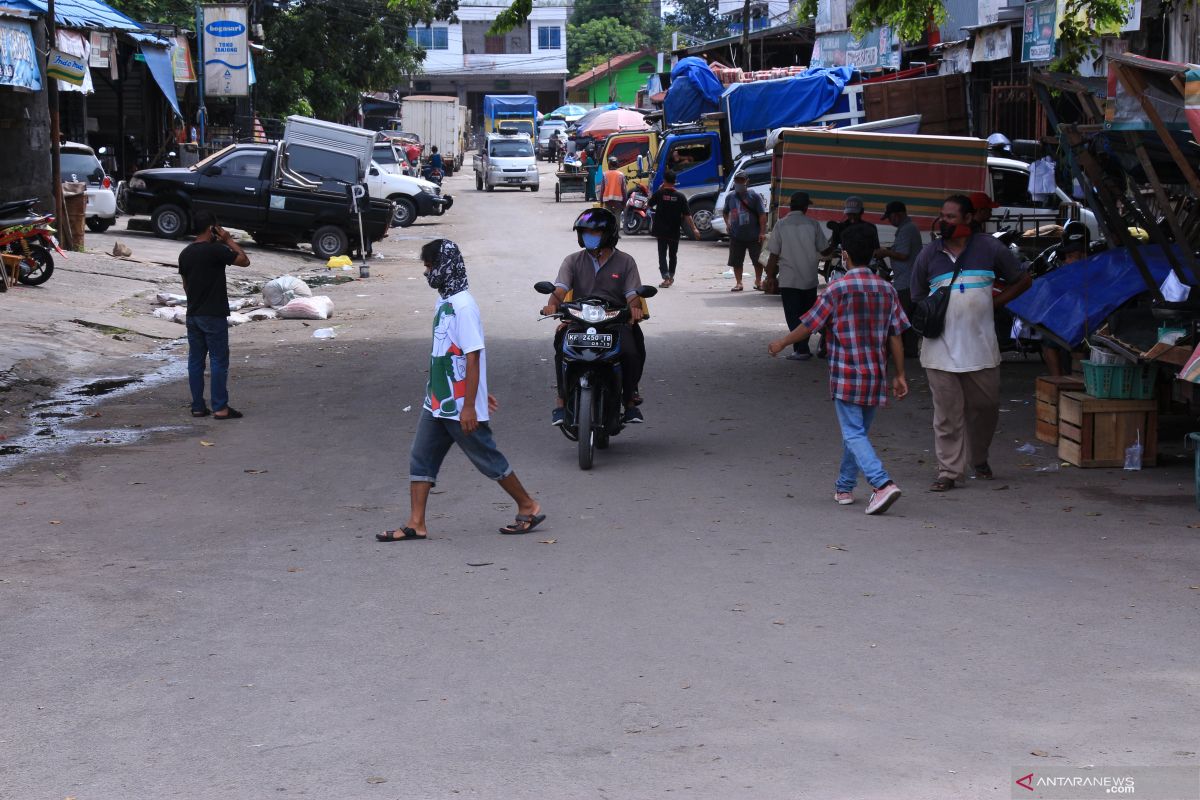 Pedagang, pembeli dan pekerja pasar harus menerapkan protokol kesehatan