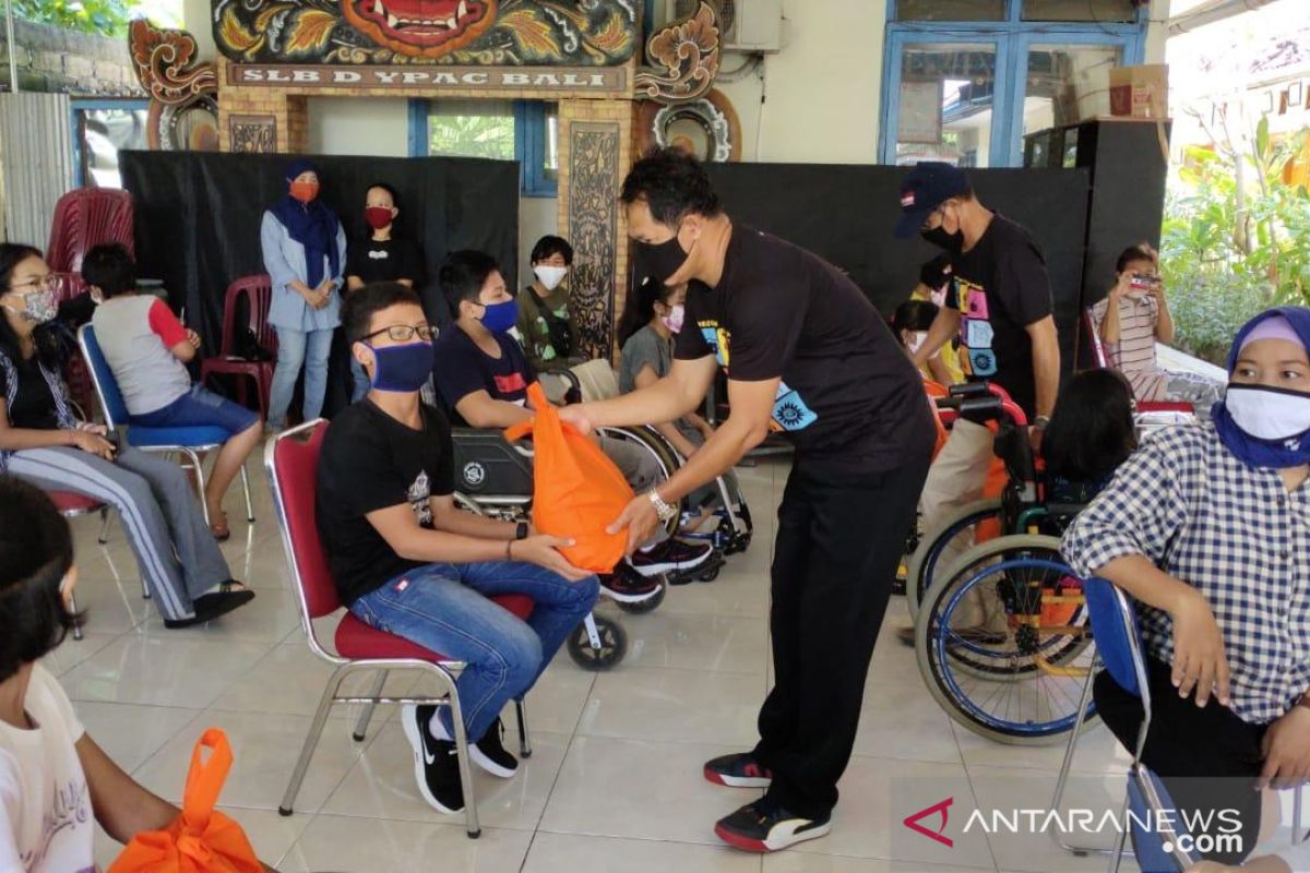 KPU Badung salurkan bahan pokok untuk penyandang disabilitas