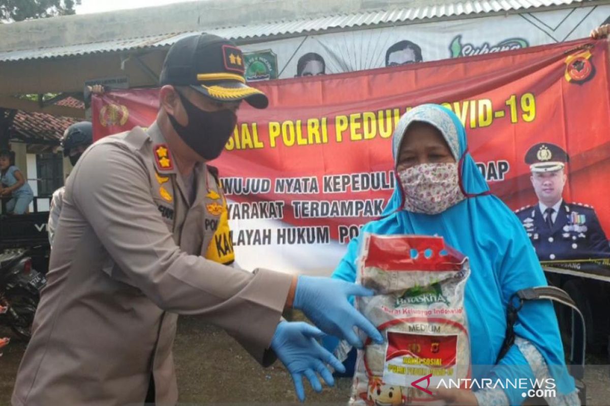 Polres Subang salurkan bantuan 2.000 paket beras ke warga terdampak COVID-19