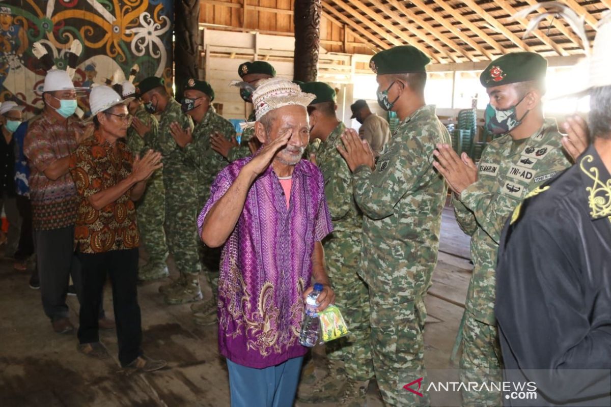 Pisah sambut Satgas Perbatasan RI-Malaysia di Mahakam Ulu berlangsung haru