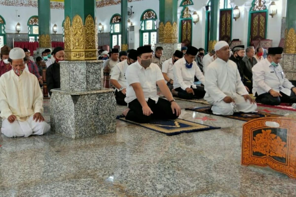 Masjid Agung Palembang laksanakan sholat zuhur berjamaah, Kemenag sebut tak pernah tutup masjid