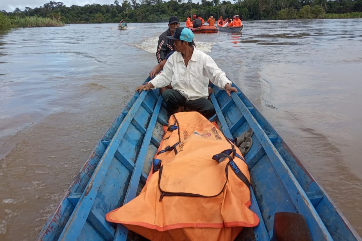 Intal warga Teluk Sindor mengapung di sungai Kapuas