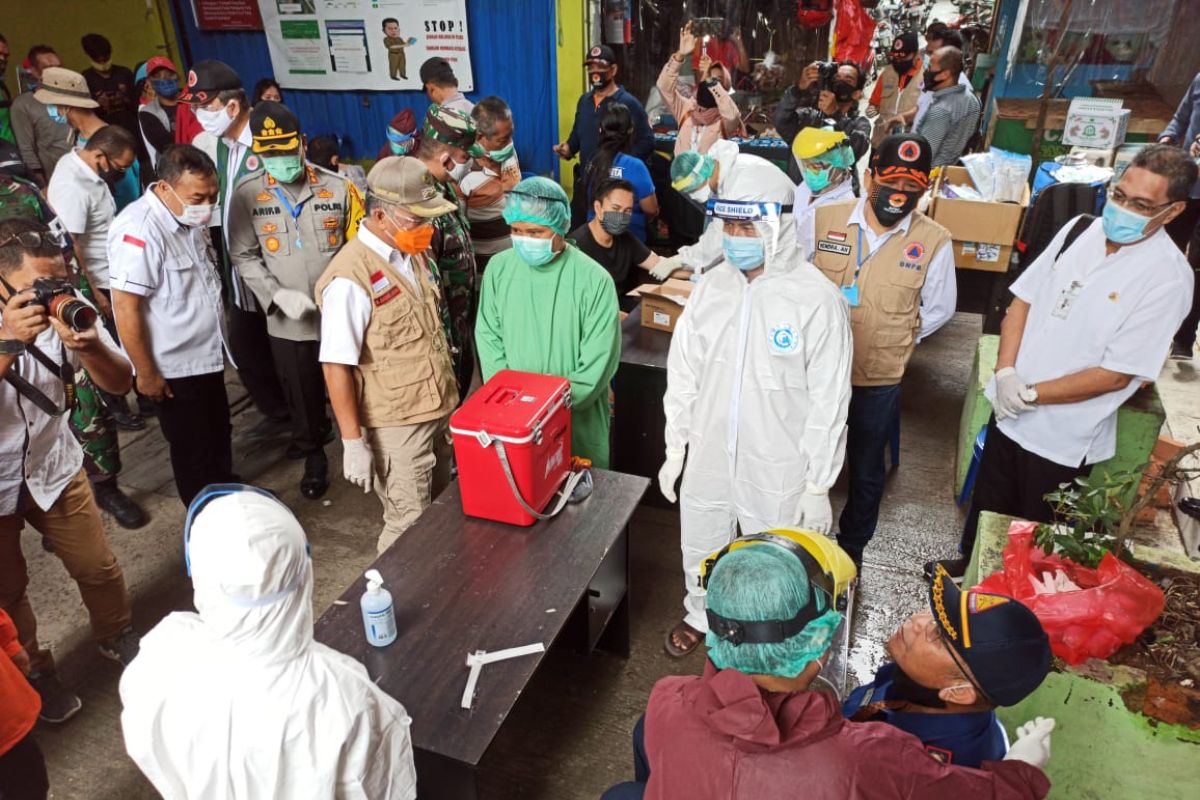Walikota Samarinda tinjau pelaksanaan rapid test di Pasar Merdeka