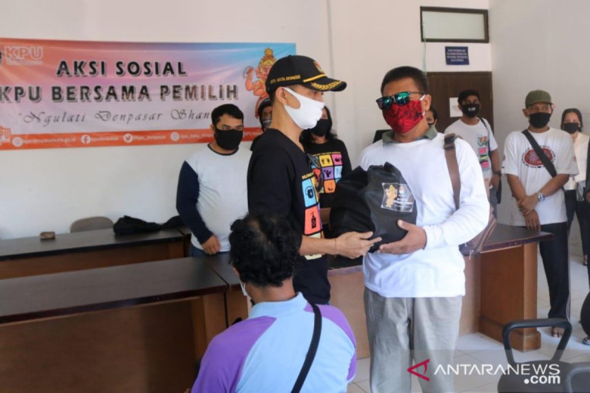 KPU Denpasar bagikan paket bahan pokok kepada penyandang disabilitas