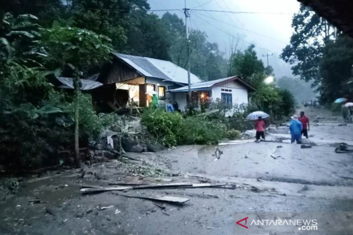 Lima rumah warga Tanjungraya tertimbun longsor, akses jalan Muko-muko ke Maninjau terganggu