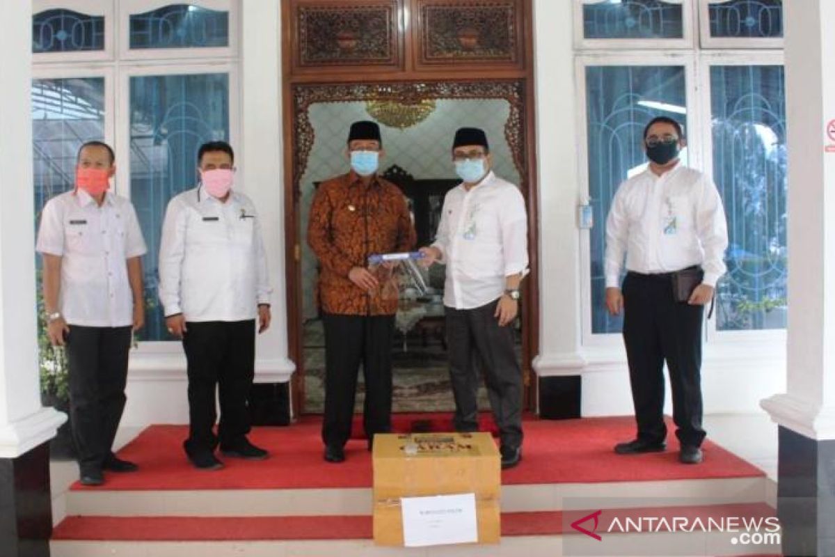 Pemkab Solok terima bantuan 200 face shield dari BPJS Ketenagakerjaan