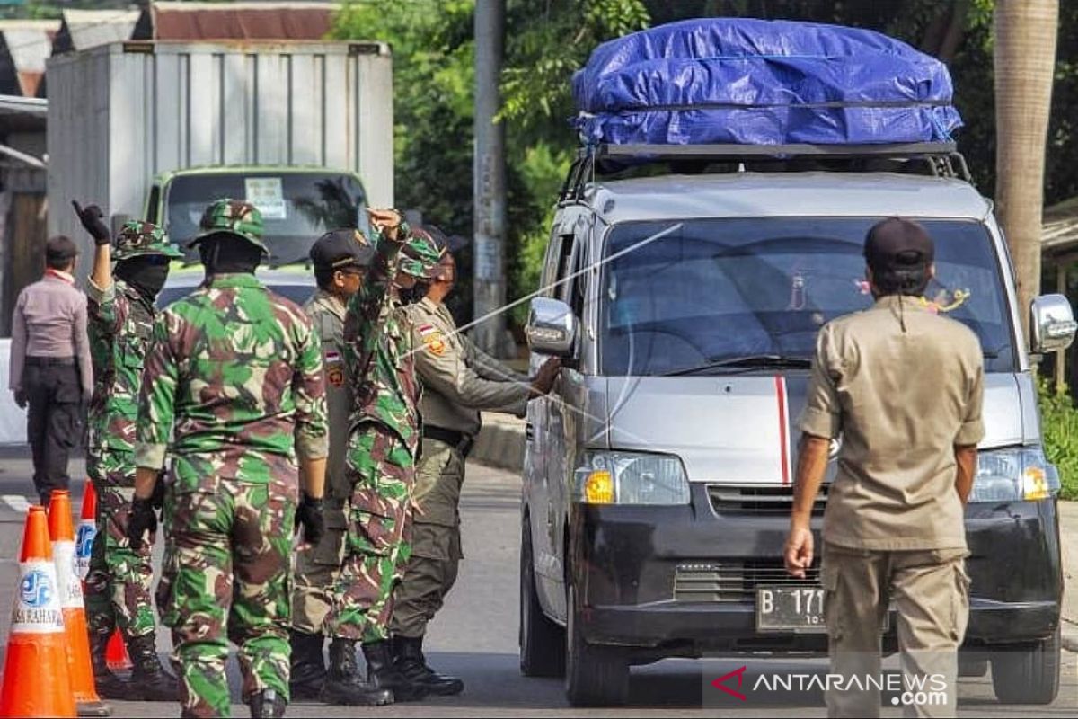 Penyekatan ruas Tol Jakarta-Cikampek masih terus dilakukan petugas gabungan pada masa PSBB