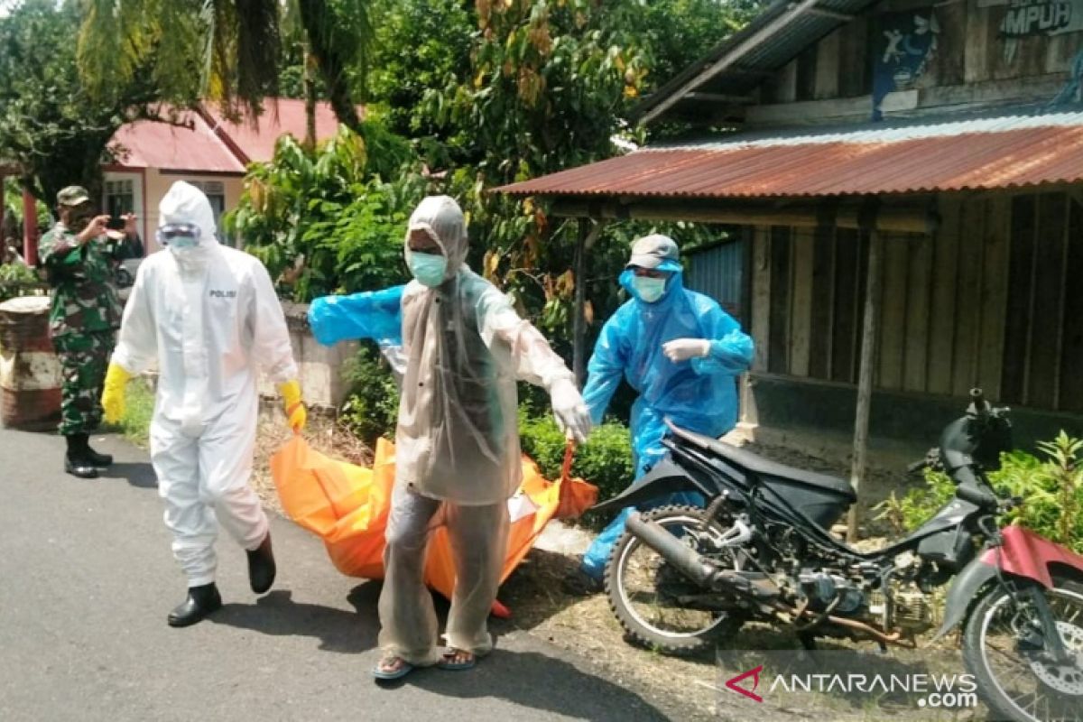 Seorang warga ditemukan dengan kondisi membusuk di rumahnya